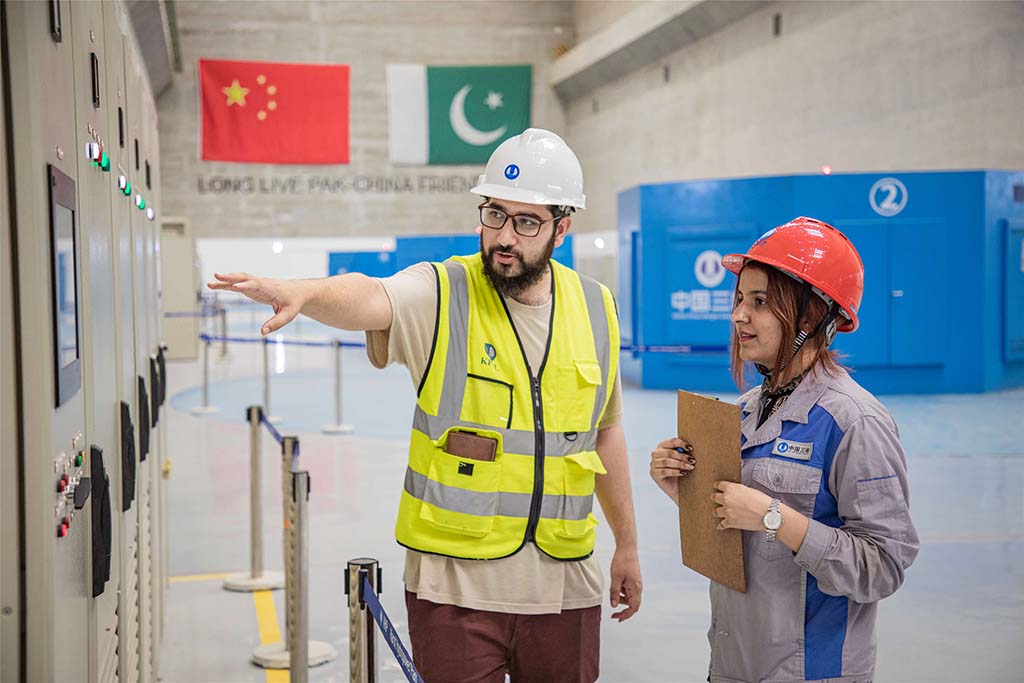 7月14日，巴方工作人員在卡洛特水電站-地下電廠檢查數(shù)據(jù)。 （人民網(wǎng)記者 薛丹攝）