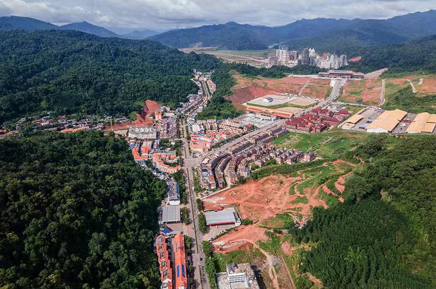 磨憨口岸俯瞰，右前方高層白色建筑群為老撾境內(nèi)。人民網(wǎng)記者 符皓攝