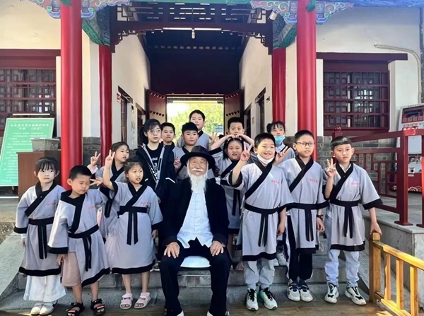 聽孔廟歷史見證人——白胡子爺爺講述臨沂城過去的故事。臨沂市博物館供圖