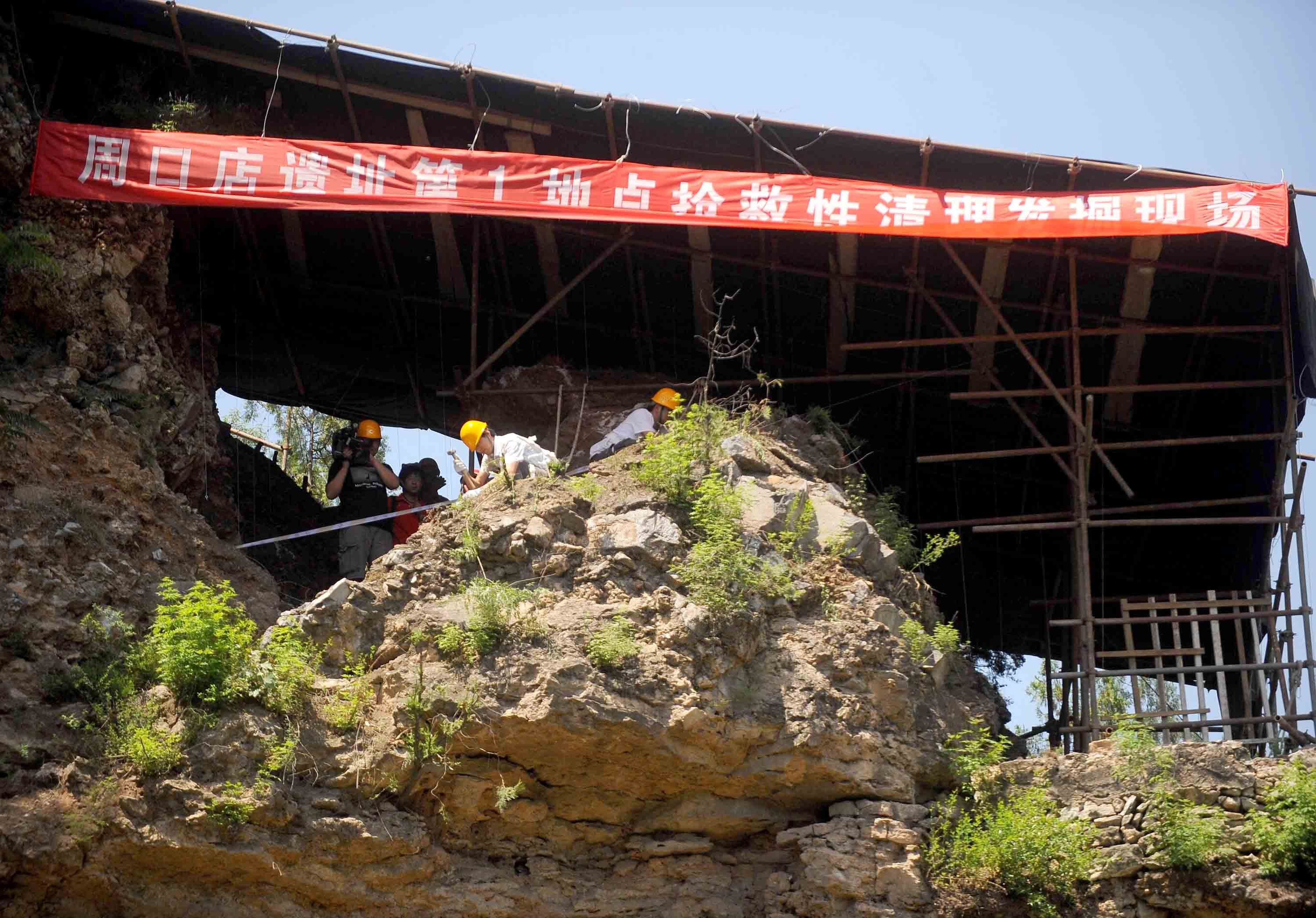 中國(guó)文化源遠(yuǎn)流長(zhǎng)，中華文明博大精深。中華文明探源工程等重大工程的研究成果，實(shí)證了我國(guó)百萬(wàn)年的人類史、一萬(wàn)年的文化史、五千多年的文明史。這是2009年6月24日，考古工作人員在北京周口店遺址第1地點(diǎn)進(jìn)行搶救性清理發(fā)掘工作。新華社記者 羅曉光 攝