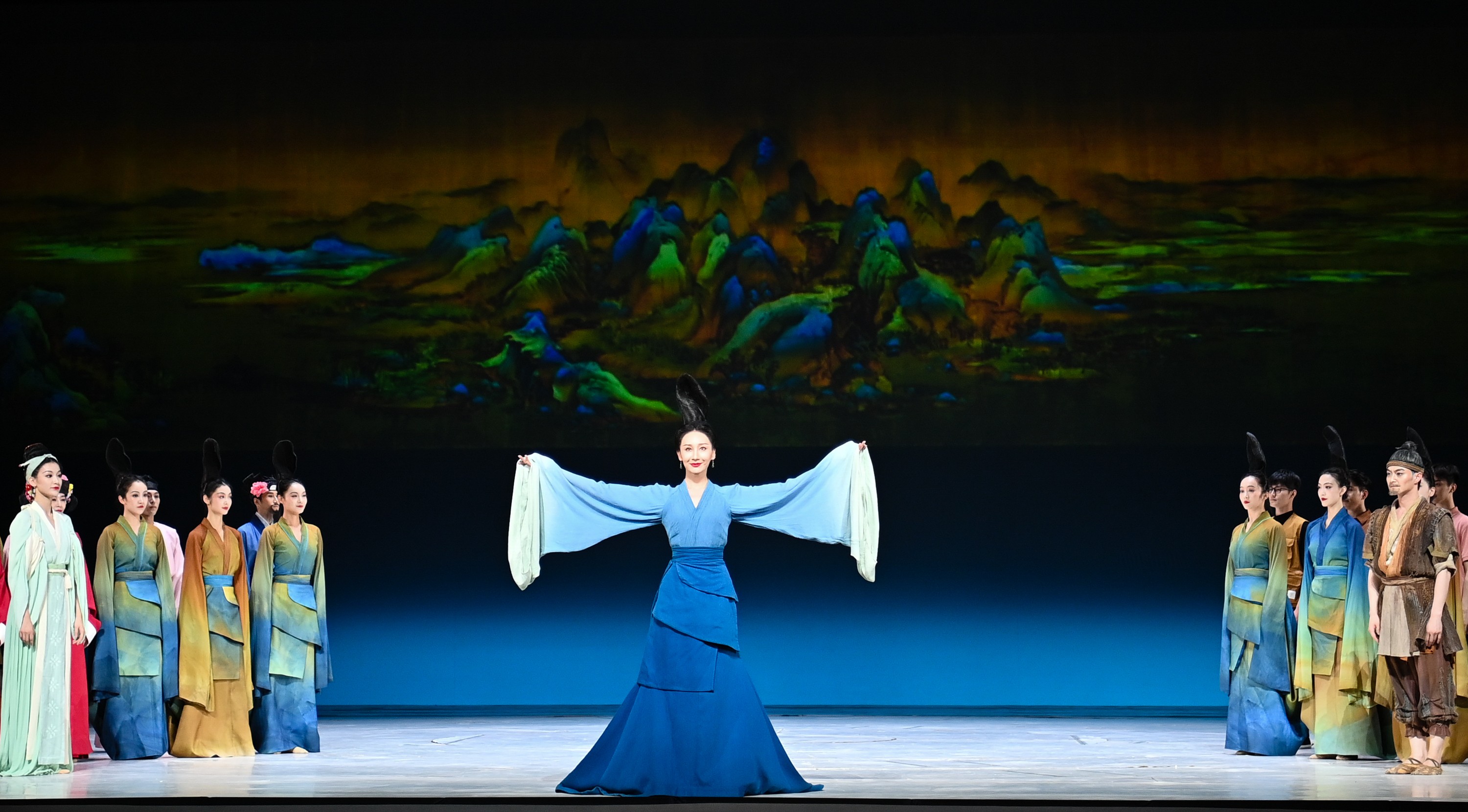 2023年7月20日，中國(guó)東方演藝集團(tuán)演員在烏魯木齊文化中心大劇院表演舞蹈詩(shī)劇《只此青綠》。新華社記者 李響 攝