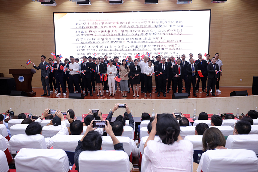 7月31日，昆明鐵道職業(yè)技術學院舉行援老撾鐵道職業(yè)技術學院項目教育能力建設教師培養(yǎng)班結(jié)業(yè)典禮。 昆明鐵道職業(yè)技術學院供圖