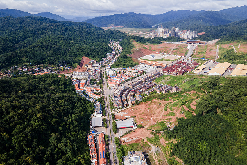 磨憨口岸俯瞰，右前方高層白色建筑群為老撾境內(nèi)。人民網(wǎng)記者 符皓攝