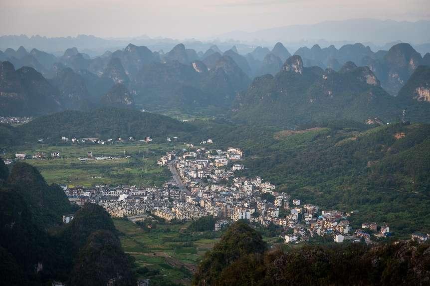 廣西層巒疊嶂，郁郁蔥蔥。 人民網(wǎng) 嚴(yán)立政攝